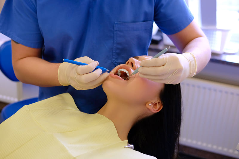 ¿Qué es la rehabilitación oral y por qué es clave en el desgaste dental?