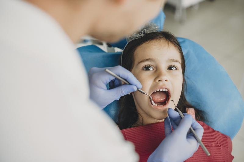 ¿Qué les aplican los dentistas a los dientes de los niños para protegerlos?