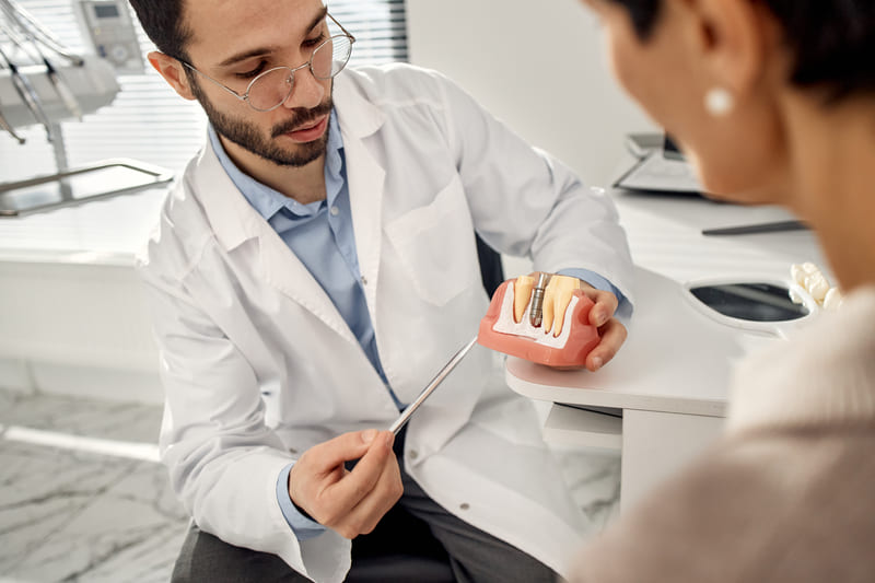 ¿Cuándo un implante dental es mejor opción que un puente dental?
